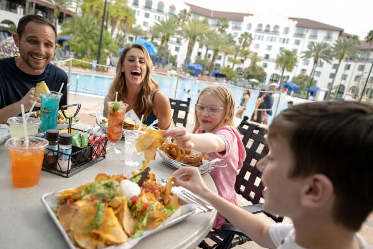 Universal tarjeta  de hasta $1000 para comida  incluida en paquetes de hotel  Hrh-universal-orlando-beachclub-family-lunching-c