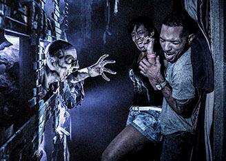 HALLOWEEN HORROR NIGHTS UNIVERSAL - Página 3 Halloween-horror-nights-orlando-vampire-screaming-couple-l